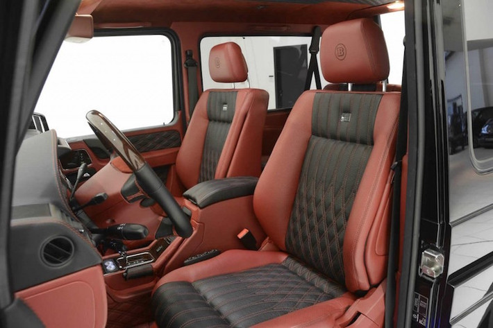 Với phiên bản này, toàn bộ cabin của chiếc xe đã được Brabus bọc lại trong tông màu đỏ/nâu của loại da Nappa cao cấp nhất, cùng với những chi tiết ốp gỗ quý.