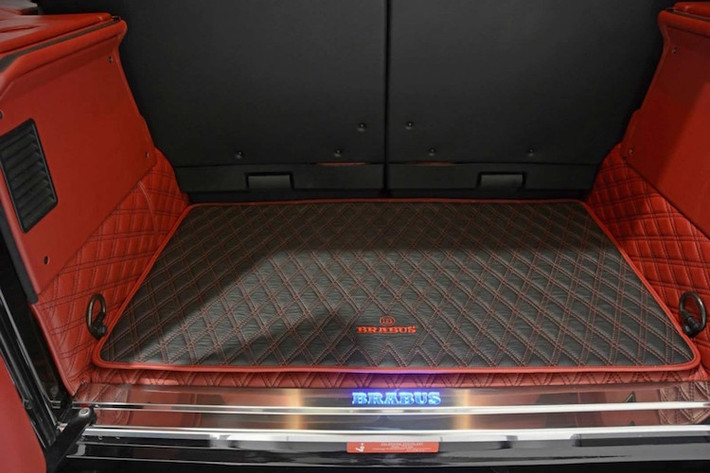 Ngay cả khoang hành lý của chiếc xe cũng đã được Brabus cầu kỳ trang trí lại với bề mặt lót thảm da chần chỉ như mặt của những ghế ngồi trong nội thất.