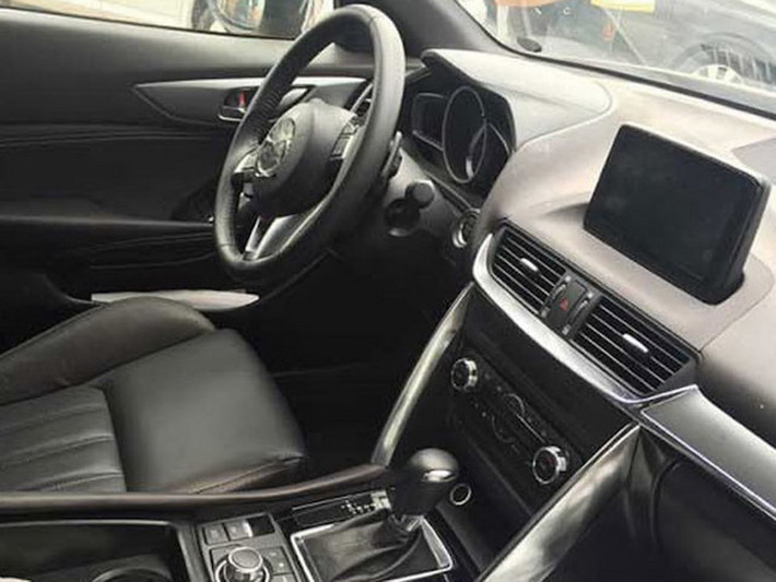 Nội thất của CX-4 mới có bảng táp-lô được thiết kế tương tự như CX-5 ở nửa dưới, nhưng có màn hình của hệ thống thông tin giải trí đặt thẳng đứng trên bảng táp-lô như CX-3.