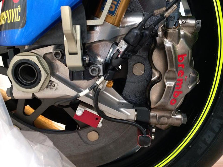 Giống như những chiếc siêu môtô đua khác trên đường đua MotoGP, Suzuki GSX-RR cũng được thiết kế hoàn hảo một cách tối đa, sử dụng hàng loạt các phụ tùng "hàng khủng" từ các hãng tên tuổi như phanh Brembo đĩa gốm-Carbon, phuộc Ohlins, mâm Marchesini...
