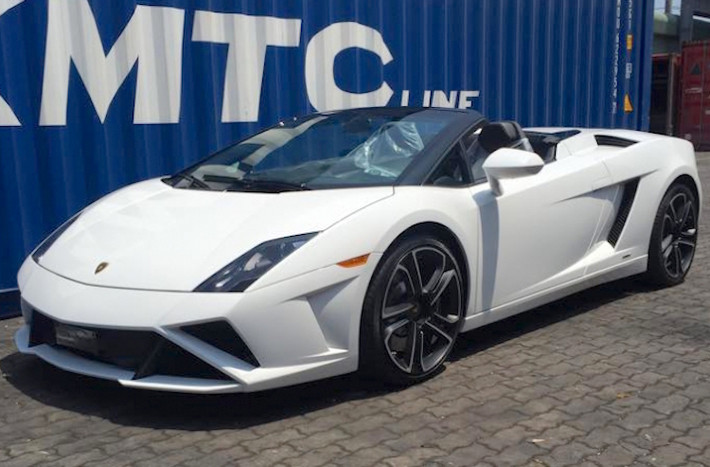 Điều đặc biệt hơn, chiếc Gallardo LP560-4 Spyder này còn thuộc phiên bản "đời cuối" của dòng xe, được ra mắt lần đầu tại triển lãm Paris 2012 - 2 năm trước khi bị thay thế bởi "hậu duệ" Huracan.