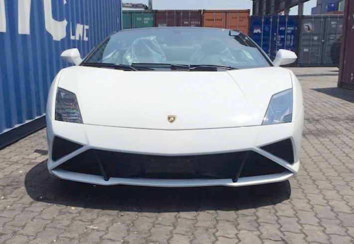 So với các phiên bản trước đó, những chiếc Gallardo LP560-4 "đời cuối" có cản trước hoàn toàn mới, được thiết kế với các khối tam giác làm chủ đạo.
