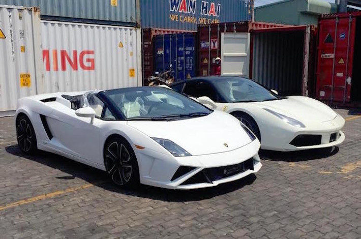 Trong khi đó, đây là lần đầu tiên Lamborghini Gallardo LP560-4 Spyder đặt chân tới đất Việt. Trước đây, đã từng có khá nhiều chiếc Gallardo được đưa về Việt Nam nhưng đa số chúng là phiên bản mui kín coupe, thay vì mui trần spyder.