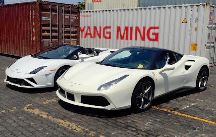 Chiếc 488 GTB mới nhất vừa được nhập về là chiếc màu trắng Bianco Avus thứ 2 và là chiếc thứ 4 thuộc dòng xe này có mặt ở Việt Nam. 3 chiếc 488 GTB trước đó được nhập về lần lượt có màu xám Grigio Scuro, trắng Bianco Avus và đỏ Rosso Corsa.