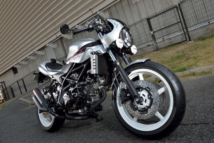 Suzuki SV650 là một mẫu naked bike cực kỳ thành công, đặc biệt ở các nước phương Tây và Mỹ, được sản xuất từ năm 1999-2002. Tại triển lãm EICMA 2015, Hãng xe Nhật Bản lại tiếp tục ra mắt Suzuki SV650 thế hệ mới và bắt đầu bán chiếc xe từ đầu năm nay.