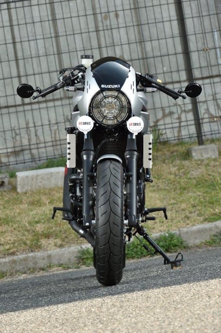 Lấy cảm hứng từ xe đua rally, SV650 Rally cũng có thêm 2 đèn sương mù nằm bên dưới đèn pha để đua đêm. Ngoài ra, phần đèn pha còn có thêm lưới chắn và quây gió lớn hơn.