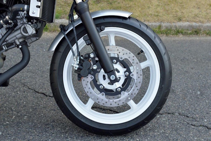 Với thế hệ SV650 mới, Suzuki đã bổ sung thêm 70 chi tiết mới, khiến chiếc xe hẹp và nhẹ hơn so với người tiền nhiệm đã ngừng sản xuất từ năm 2002. Một số chi tiết trên xe cũng đã được nâng cấp để khiến SV650 trở nên hiện đại hơn, chẳng hạn như bảng đồng hồ điện tử và tùy chọn phanh ABS.