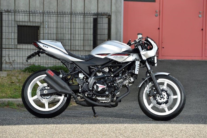 Phần thân xe của SV650 Rally concept chỉ có duy nhất điểm khác biệt đó là các tấm ốp nằm hai bên bình xăng. Mẫu xe ý tưởng này được Suzuki lựa chọn tông màu bạc và bộ tem có thiết kế đơn giản.