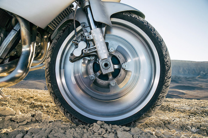 Bộ phuộc USD phía trước được lấy từ một chiếc Kawasaki ZX-7R bị tai nạn. Cặp mâm nhôm đặc là một trong những đặc điểm nổi bật nhất của Major Tom, có nguồn gốc từ Harley-Davidson V-Rod đời đầu. Để lắp được mâm trước, Walter đã phải nhờ hãng EBC Brakes hàn lại pát bắt heo phanh.