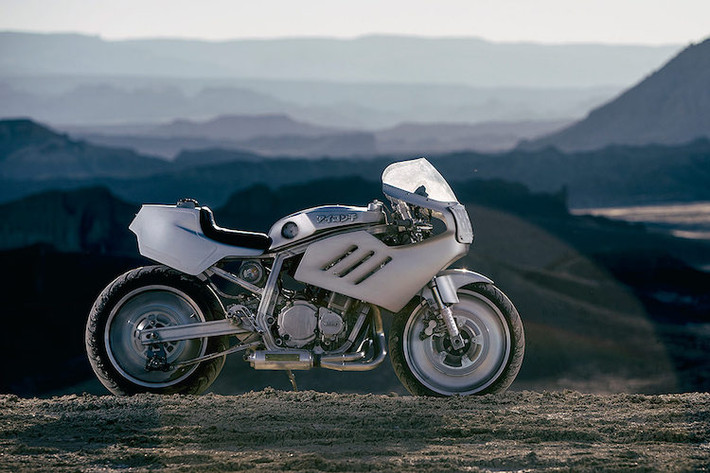 Cũng giống như nhiều chiếc GSX-R750 cùng đời khác, Major Tom đã "thống trị" đường phố trong 15 năm đầu đời. Tuy nhiên sau đó, nó đã được một "dân chơi đập đá" tại quận Clackamas, Oregon mua lại và phá nát.