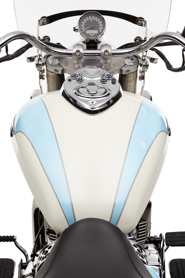 Cũng có màu sơn nền New England và các họa tiết tương tự, nhưng những họa tiết trên Triumph America LT sử dụng màu xanh Sky Blue.