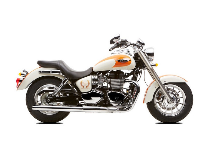 Trên thực tế, môtô Triumph America có tên đầy đủ là Bonneville America, ra mắt lần đầu từ năm 2002. Hiện chiếc xe đang có 2 phiên bản là America và America LT.
