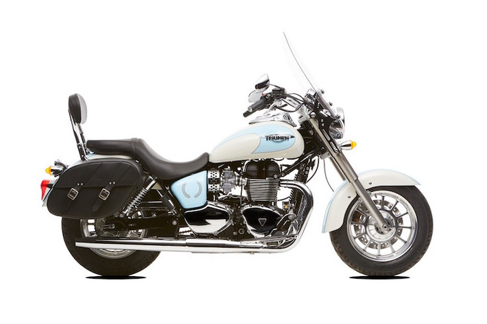 Trong đó, America LT là một chiếc cruiser touring với kính chắn gió cao hơn cùng với túi da ở phía sau. Cả 2 phiên bản Triumph America sắp tới sẽ có những phiên bản đặc biệt mới, với số lượng sản xuất chỉ 25 chiếc mỗi bản.