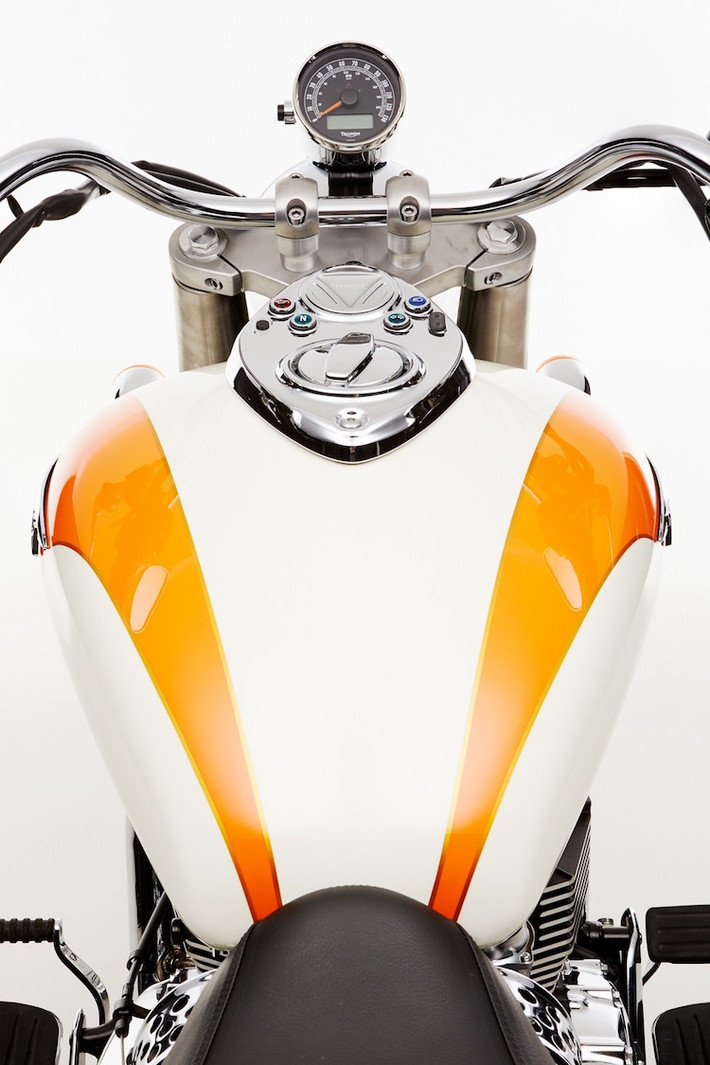 Điểm đặc biệt cảu 2 mẫu xe này nằm ở nước sơn đặc biệt, được Triumph hợp tác với xưởng sơn nghệ thuật 8 Ball ở Anh để tạo nên. Trong đó, chiếc Triumph có màu sơn trắng New England cùng các họa tiết sơn thủ công màu cam tangerine.