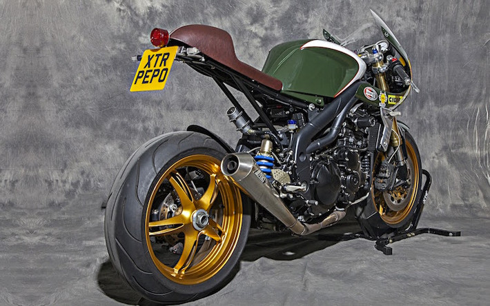 Xưởng sơn Artenruta đã phủ lên mình chiếc Street Triple của Pepo nước sơn kết hợp trắng-xanh lá, dễ dàng gợi nhớ tới một số mẫu xe đua đã từng "làm mưa làm gió" của Anh trong quá khứ từ Lotus, Aston Martin hay Jaguar.
