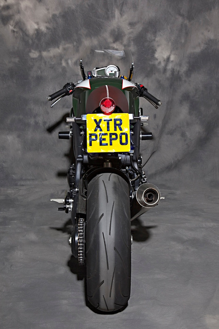 Toàn bộ phần khung phụ phía sau của chiếc Street Triple đã được loại bỏ và thay bằng phần đuôi với yên solo theo phong cách cafe racer của xưởng XTR do Pepo làm chủ. Là một mẫu "xe đua đường phố" nên Pepo đã trang bị đầy đủ xi-nhan Rizoma, đèn hậu Montesa và pát biển số cho xe.