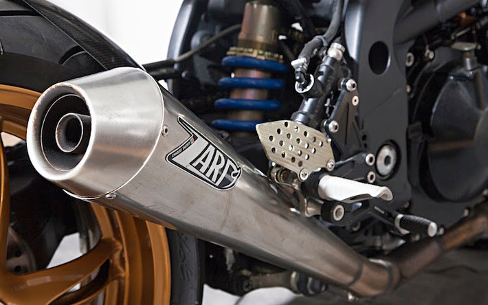 Khối động cơ 3 xi-lanh nguyên bản của Speed Triple chỉ được độ lại lọc gió K&N, cùng với hệ thống xả với pô Zard.