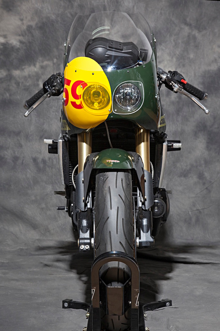 Ở phía trước xe, dù vẫn giữ lại đèn pha kép đặc trưng nhưng Pepo đã tạo cho chiếc Speed Triple một bộ quây gió phía trước hình đầu đạn, đúng theo phong cách của những chiếc xe đua thập niên 70.