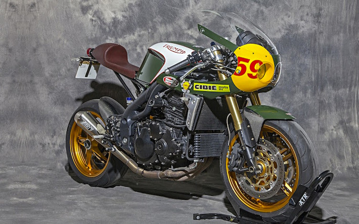 Là một mẫu streetfighter rất "chiến" từ Anh, Pepo đã nghĩ ngay tới kiểu dáng cafe racer cổ điển khi tạo ra bản độ mới từ chiếc Triumph Speed Triple đời 2005.