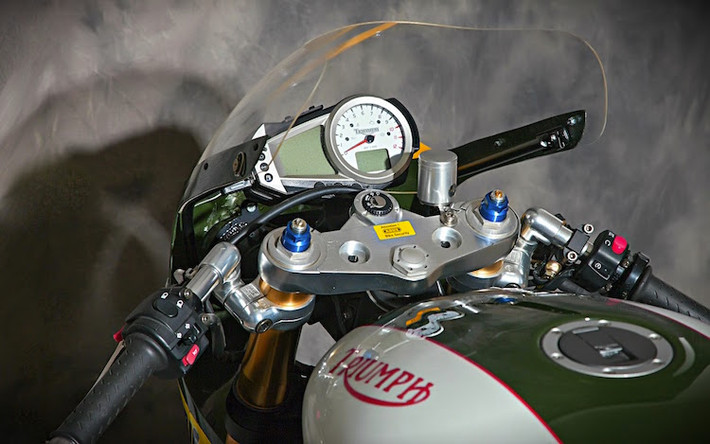 Ở phía sau quây gió, cụm đồng hồ nguyên bản của Speed Triple vẫn được anh giữ lại đầy đủ. Với cặp tay clip-on của Tomaselli, tư thế ngồi của chiếc xe đã được đổ dồn về phía trước, khiến người lái có thể dễ dàng "núp gió" hơn.