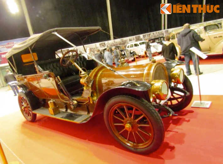 Chiếc xe lâu đời nhất trong bộ sưu tập này đó là chiếc xe sang Delaunay-Belleville Landau đời 1909 tới từ Pháp, từng nằm trong đội xe của Sa hoàng Nga Nicholas II.