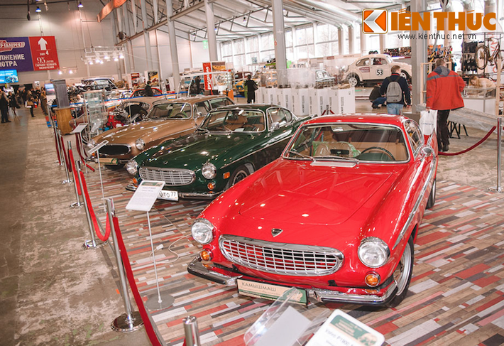 Là một triển lãm xe cổ tổng hợp, Oldtimer Gallery năm nay cũng hội tụ một dàn xe "hùng hậu" tới từ các quốc gia khác nhau, trong đó có nhiều chiếc xe rất hiếm như Jaguar E-Type, Volkswagen Beetle trong phim Herbie...