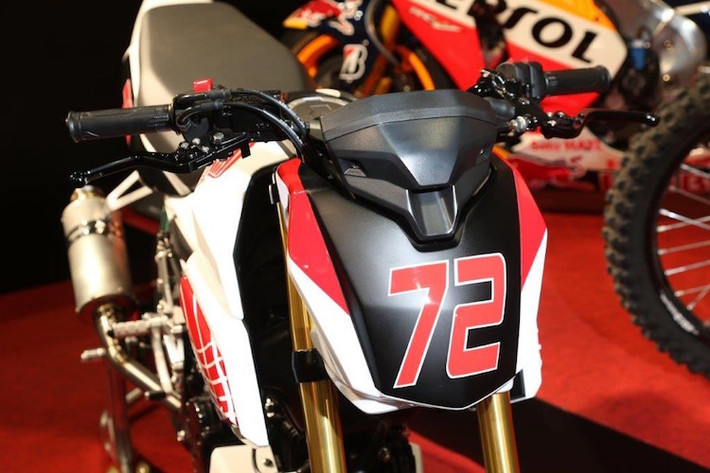 So với những chiếc MSX125 thông thường, Honda Grom125 HRC có khá nhiều điểm khác biệt. Là một chiếc xe đua, chiếc xe không được trang bị đèn chiếu sáng hay báo hiệu.