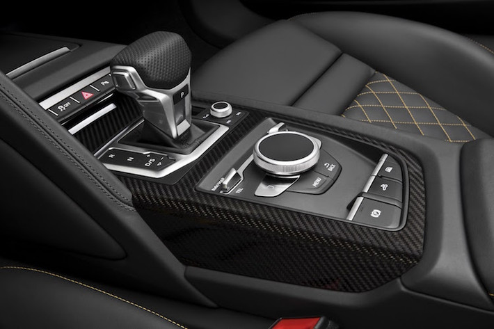 Đương nhiên, với bộ mui xếp mới, R8 Spyder sẽ có thêm một nút bấm đóng mở mui trên bệ điều khiển trung tâm bằng sợi carbon.