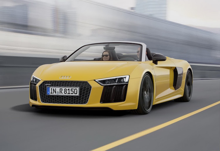 R8 V10 Spyder mới có khả năng tăng tốc từ 0-100 km/h chỉ trong 3,6 giâu và đạt tốc độ tối đa 318 km/h - không thua kém nhiều so với phiên bản R8 coupe.