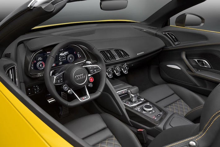 Các chi tiết thiết kế còn lại của R8 Spyder, bao gồm cả nội thất hoàn toàn giống như R8 Coupe. Xe có bảng điều khiển tối giản, bảng đồng hồ kỹ thuật số Virtual Cockpit và những chiếc ghế bọc da chần chỉ vân con thoi sang trọng.