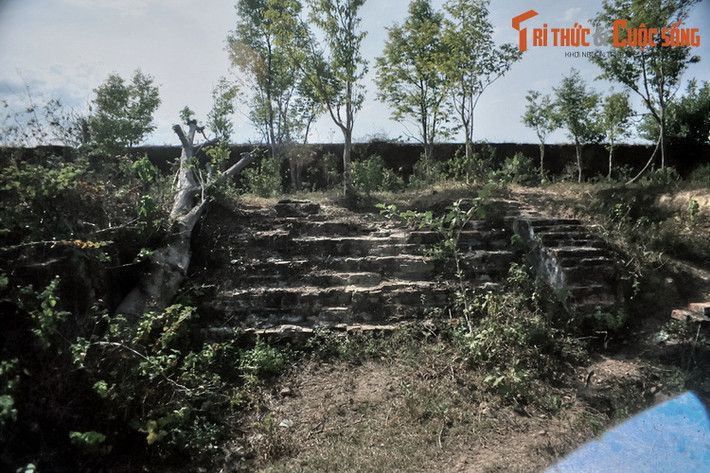 Nằm bên một khúc ngoặt của sông Hương ở Đông Bắc Kinh thành Huế, Trấn Bình đài là một công trình cổ từng có vai trò đặc biệt quan trọng về mặt quân sự của Huế, nhưng ngày nay hầu như đã bị rơi vào quên lãng.
