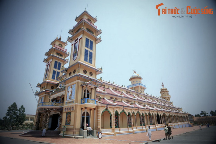 1. Hình tượng Long Mã. Tổng thể Tòa Thánh Tây Ninh mang hình tượng Long Mã, một linh vật của người Á Đông. Trong đó, mặt tiền là đầu Long Mã, hai lầu chuông và trống là hai sừng, khu vực Bát Quái Đài nằm phía cuối là phần đuôi.