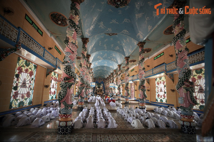 2. Công trình đã bị "thu nhỏ". Theo thiết kế ban đầu, Tòa Thánh dài 135 mét, rộng 27 mét. Tuy nhiên, Hội Thánh gặp khó khăn về tài chính nên khi thi công đã thu bớt lại kích thước trên. Kích thước thực tế chỉ còn dài 97,5 mét, rộng 22 mét.