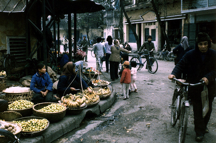 Chợ cóc họp trên hè phố phía ngoài chợ Hàng Da.