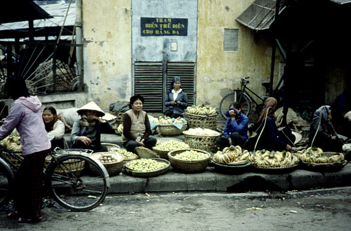 Các hàng bán chuối và chanh cạnh trạm biến thế chợ Hàng Da.