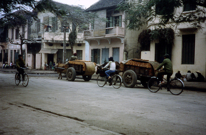 Xe bờ chở gạch đi ngang qua những ngôi nhà mang kiến trúc thời thuộc địa.