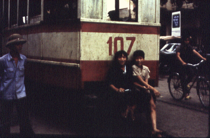 Hai chú bé ngồi sau toa tàu điện trên đường phố Hà Nội năm 1986. Ảnh: Diligam_teFlickr.