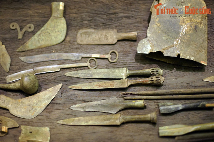 Đồ tùy táng trong mộ gồm có công cụ lao động và vũ khí chiến đấu như rìu, giáo, lao, dao găm, kiếm, dùi, đục, giũa… Đồ dùng sinh hoạt có: thố, thạp, âu, đỉnh, bình, ấm, muôi… Nhạc khí có: chuông đồng, trống đồng, nhạc đồng…