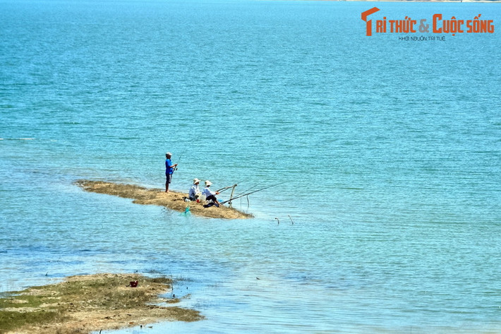 Hồ có không gian rộng lớn, quang cảnh thiên nhiên rất đẹp và thơ mộng. Cuộc sống của cư dân quanh hồ cũng có nhiều điều lý thú, mời gọi du khách đến khám phá.