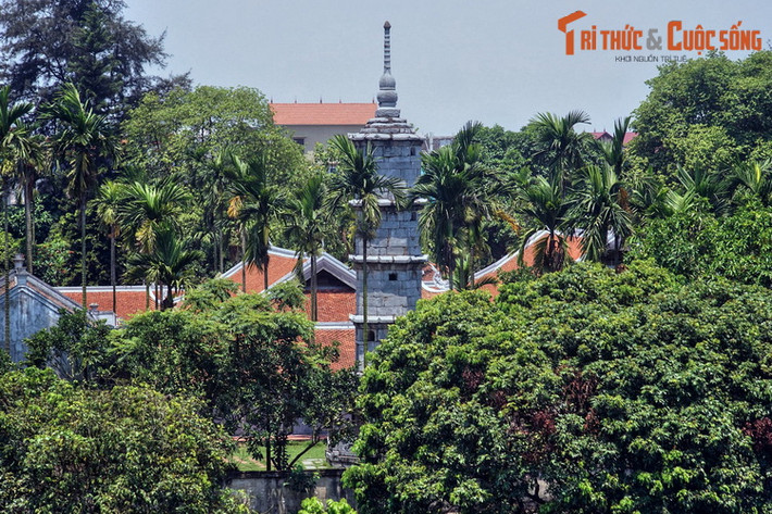 2. Nằm trong khuôn viên chùa Bút Tháp, huyện Thuận Thành, tỉnh Bắc Ninh, tháp Báo Nghiêm là một công trình kiến trúc cổ độc đáo hiếm có của Việt Nam. Tháp được có từ khoảng thế kỷ 17-18, là nơi thờ Hoà thượng Chuyết Chuyết (1590-1644), người trụ trì chùa từ năm 1633 - 1644.