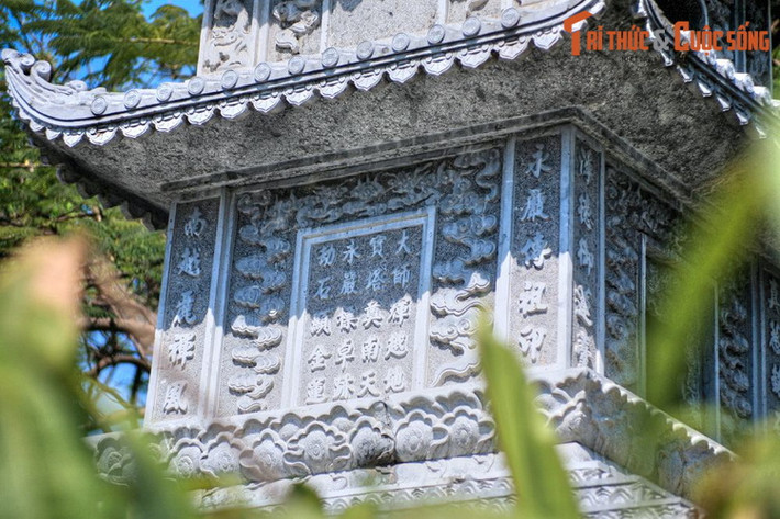 Trên từng tầng tháp là hàng ngàn những cánh sen, hoa sen, sóng nước, lá đề, dơi, câu đối, câu chú... được chạm khắc công phu. Vẻ đẹp của tòa tháp khiến nhiều du khách thập phương không khỏi trầm trồ khi được chiêm ngưỡng.