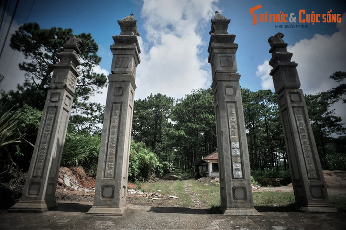 Cổng lăng nằm dưới chân đồi, là trụ biểu gồm 4 trụ thẳng đứng trang trí hoa sen và chó ngao và đề tự 2 cặp câu đối do Nam Phương Hoàng Hậu đề tự. Đường lên lăng gọi là nhất chính đạo gồm 36 bậc, cứ cách 9 – 13 bậc sẽ có một chiếu nghỉ.