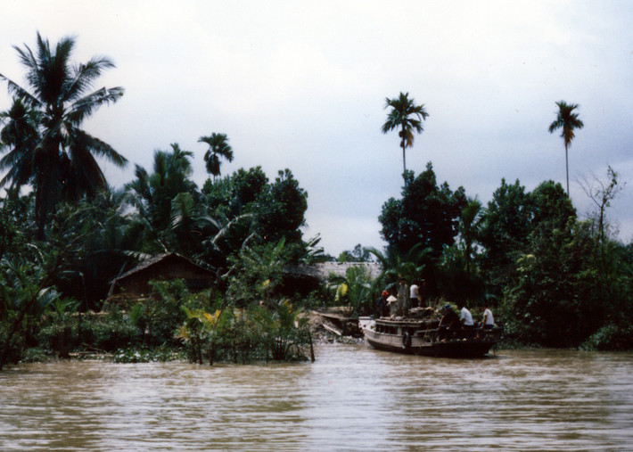 Bến đò đơn sơ bên sông Tiền.