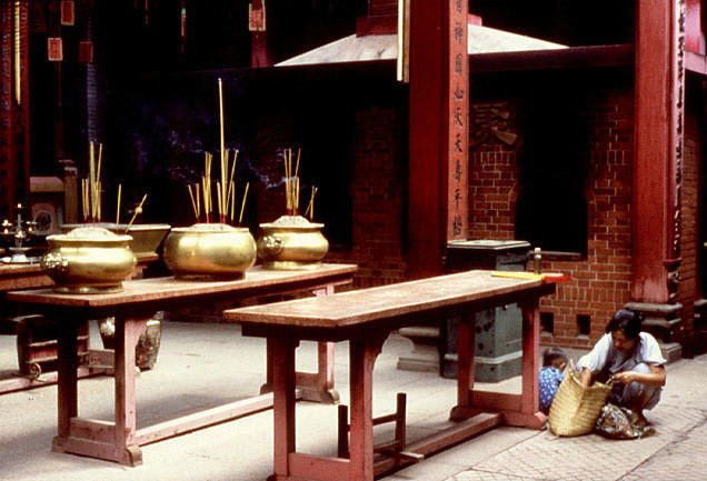 Trong điện thờ ở chùa Bà Thiên Hậu.