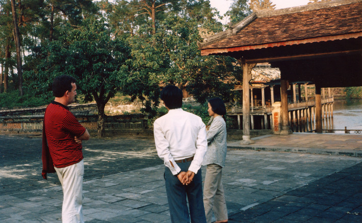 Trên sân trước điện Hòa Khiêm ở lăng Tự Đức.