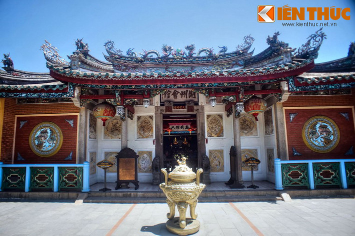 Theo các tư liệu lịch sử, hội quán này do Hoa kiều bang Triều Châu xây dựng vào năm 1845 làm nơi sinh hoạt cộng đồng và tín ngưỡng khi đến Hội An sinh sống.
