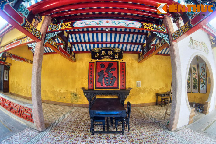 Hai bên sân trời, nối liền giữa nhà tiền điện với chính điện là nơi tiếp khách, chuẩn bị các phẩm vật để hiến cúng trong các dịp đại lễ của hội quán.