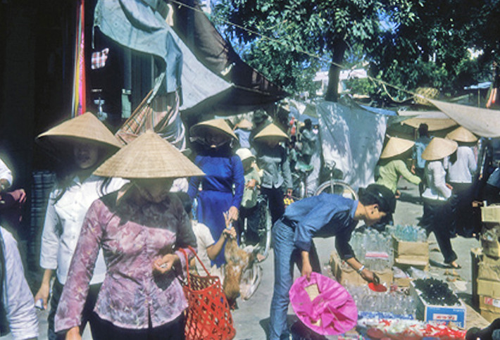 Một số hình ảnh khác về chợ Tết Nha Trang năm 1964-1965.