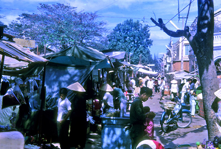 Khung cảnh tại chợ Tết ở thị xã Nha Trang năm 1964 - 1965. Ảnh: Vietnam Center and Archive.