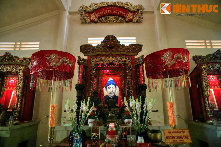 Phía bên trái có ngai phối thờ Phó cơ Nguyễn Hiền Điều và Phó lãnh binh Lâm Quang Ky, phía bên phải là ngai thờ thần Nam Hải Đại tướng quân.